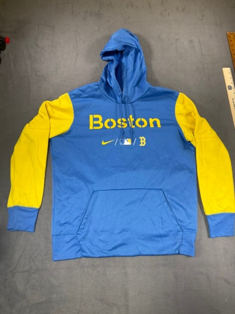 USED BOSTON RED SOX NICE CITY CONNECT THERMA FIT ( SIZE LG )
